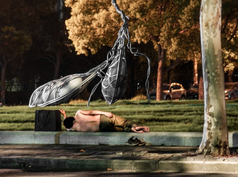 Cooling off beneath the mantis. Douxian Park, Pudong, Shanghai. ~2022.5.10